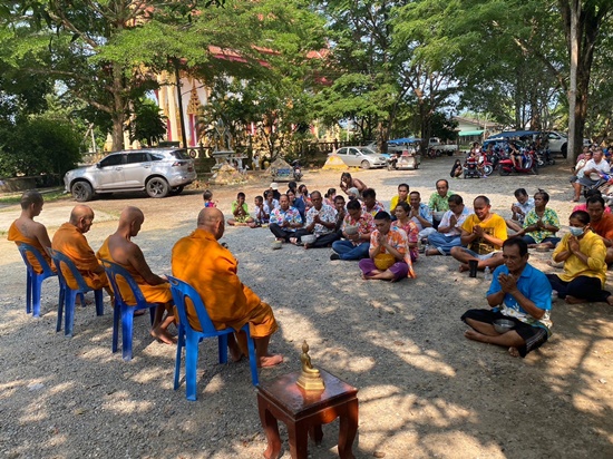 กิจกรรมสรงน้ำพระพุทธรูป สรงน้ำพระภิกษุ รดน้ำขอพรจากญาติผู้ใหญ่หรือผู้สูงอายุ ตามขนบธรรมเนียมประเพณีไทย