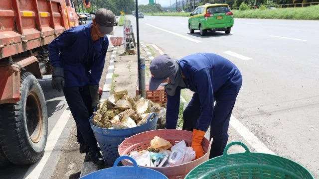 จัดเก็บขยะอินทรีย์ประเภทเปลือกผลไม้บริเวณตลาดศาลาปากแซง