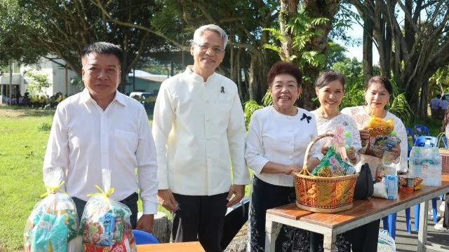 กิจกรรม "คนเมืองจันท์ นุ่งผ้าไทยใส่บาตร เติมเต็มโอกาสให้ผู้ยากไร้" ณ วัดทองทั่ว