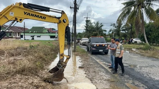 นายกฯ ลงพื้นที่ สั่งขุดลอกคลองเพื่อเปิดทางน้ำ