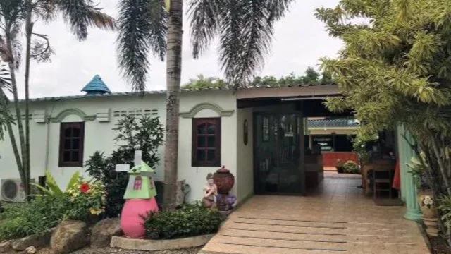 โรงแรมบ้านพลับพลา